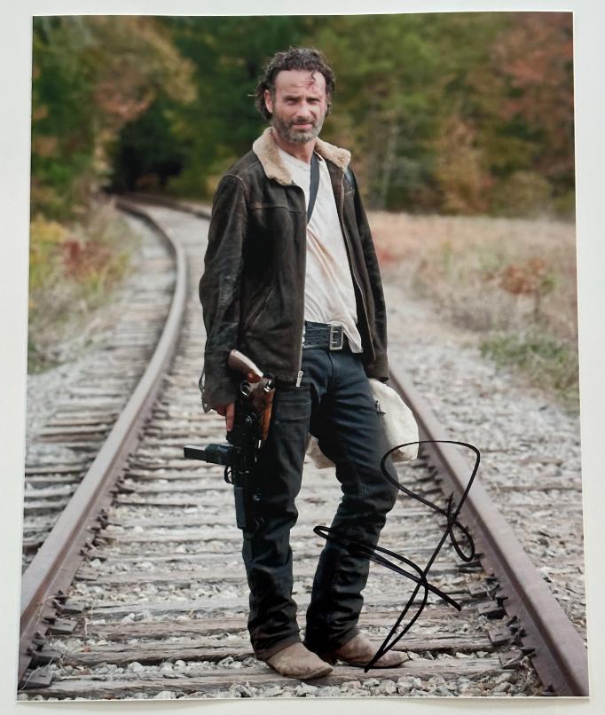 Andrew Lincoln aka Rick Grimes original Autogramm auf 20x25 Walking Dead Foto