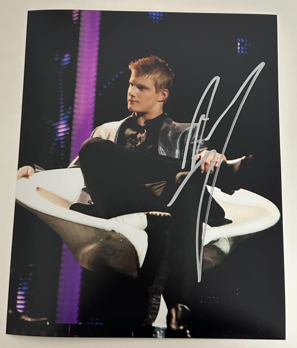 Alexander Ludwig original Autogramm auf 20x25 Tribute von Panem Foto