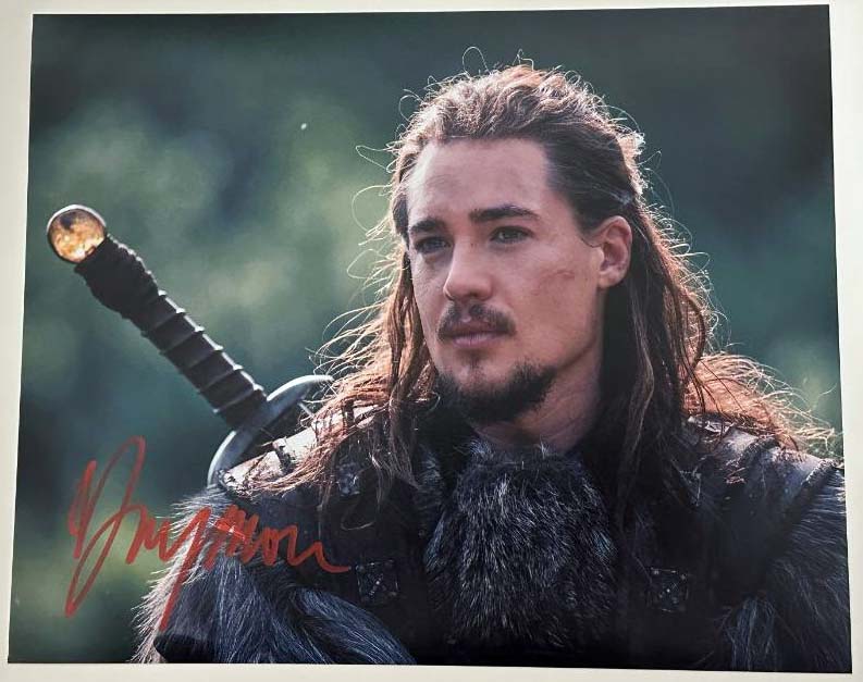 Alexander Dreymon aka Uhtred original Autogramm auf 20x25 The Last Kingdom Foto