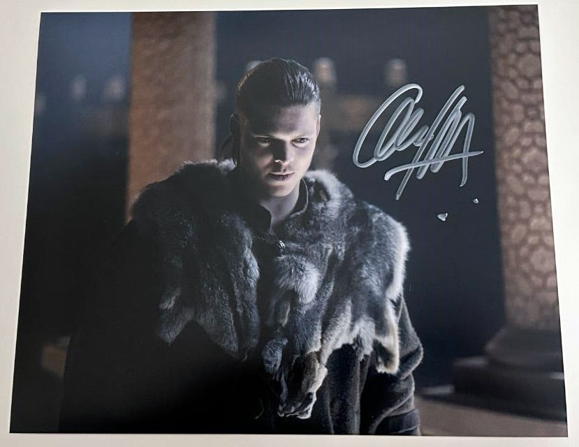 Alex Hogh Andersen - Ivar der Knochenlose original Autogramm auf 20x25 Foto VIKINGS