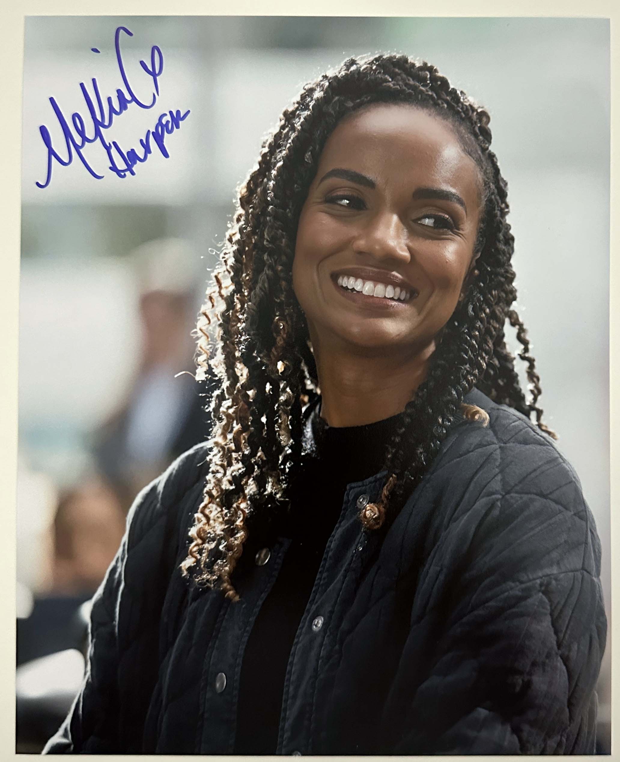 Mekia Cox aka Nyla Harper original Autogramm auf 20x25 The Rookie Foto