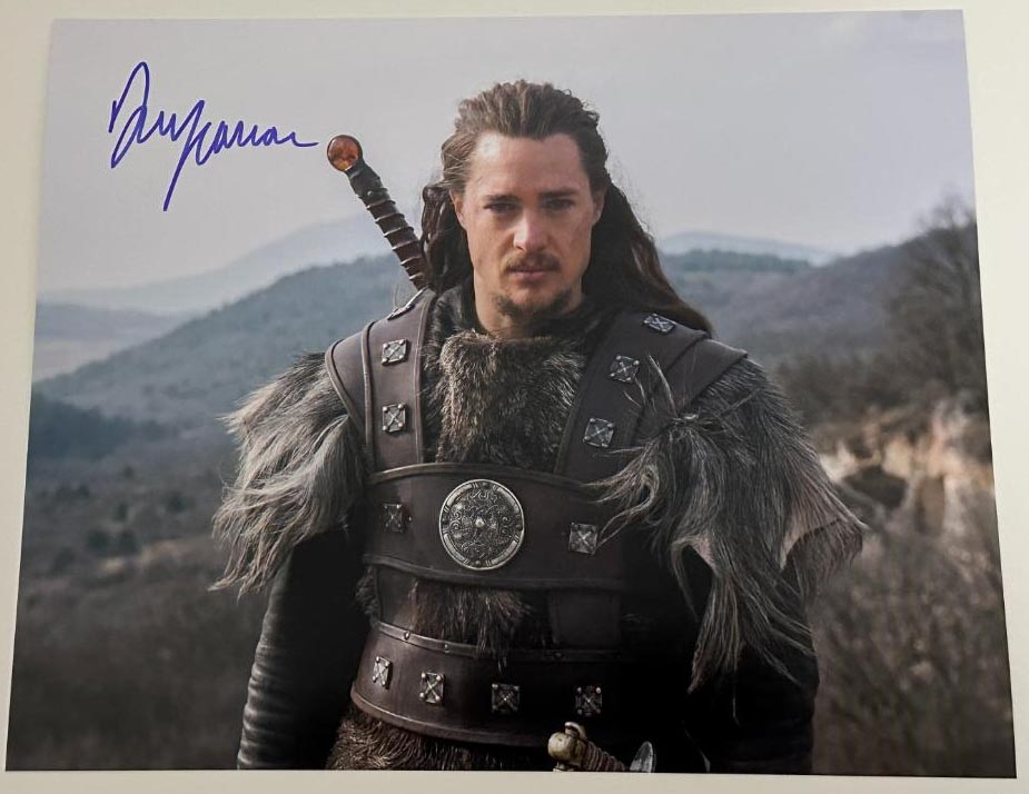 Alexander Dreymon aka Uhtred original Autogramm auf 20x25 The Last Kingdom Foto