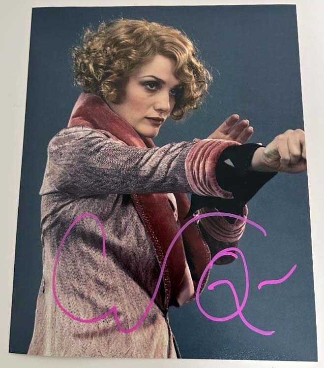 Alison Sudol aka Queenie original Autogramm auf 20x25 Phantastische Tierwesen Foto