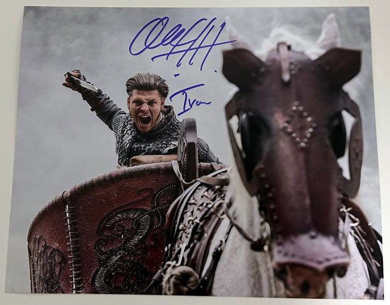 Alex Hogh Andersen - Ivar der Knochenlose original Autogramm auf 20x25 Foto VIKINGS