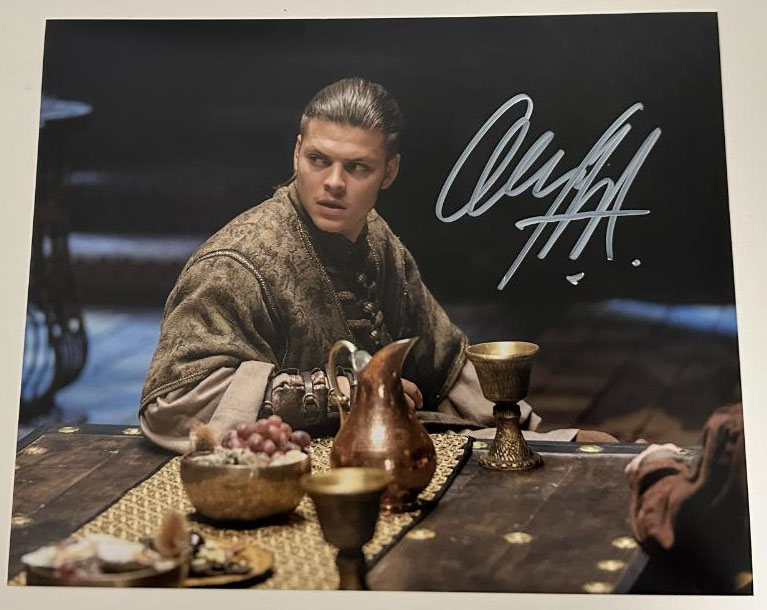 Alex Hogh Andersen - Ivar der Knochenlose original Autogramm auf 20x25 Foto VIKINGS