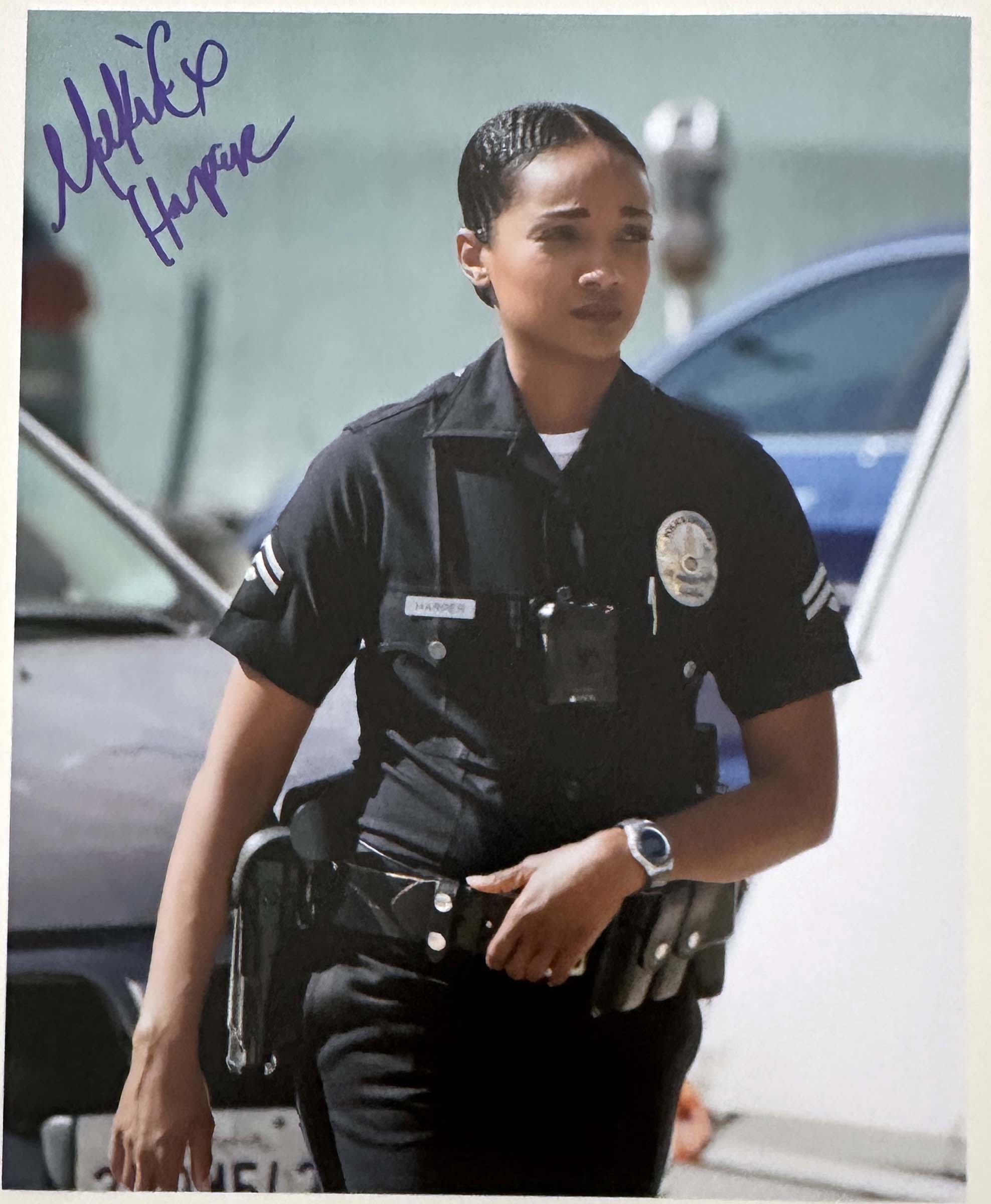 Mekia Cox aka Nyla Harper original Autogramm auf 20x25 The Rookie Foto