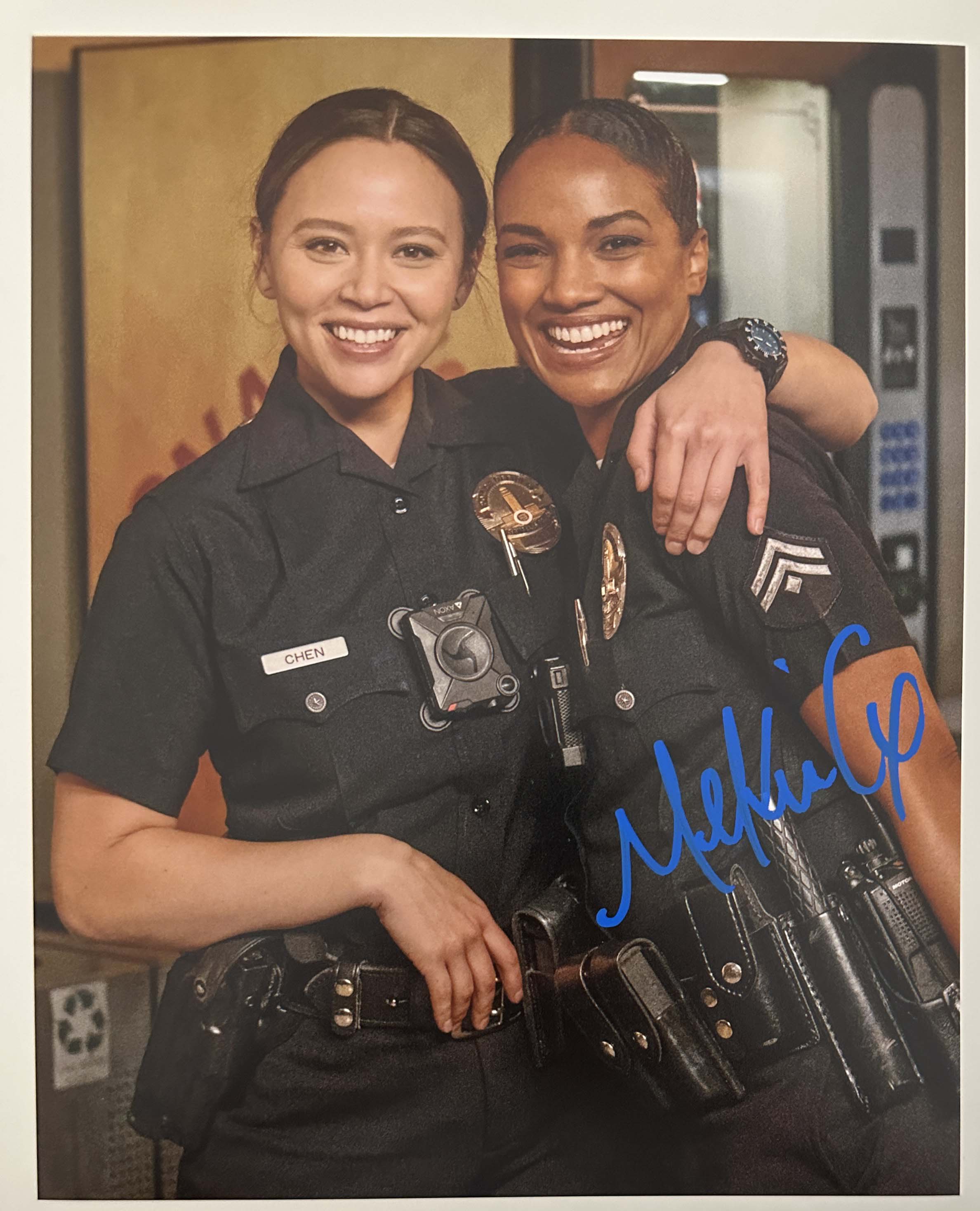 Mekia Cox aka Nyla Harper original Autogramm auf 20x25 The Rookie Foto