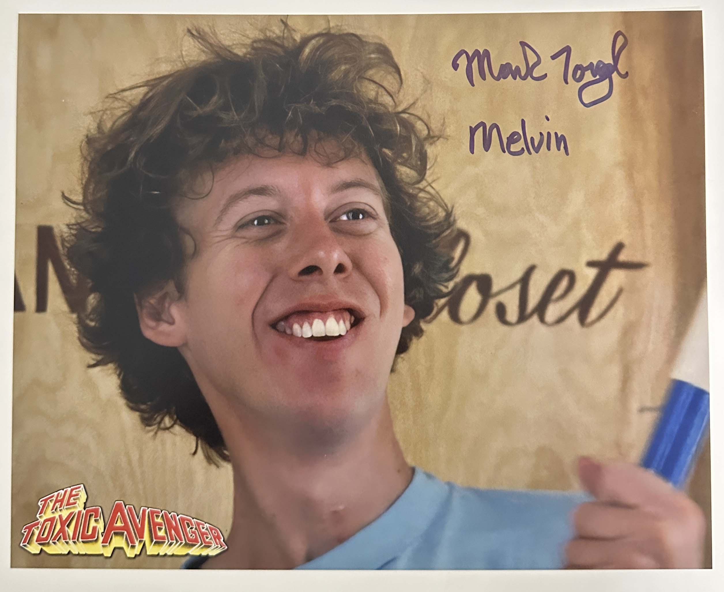 Mark Torgl aka Melvin Junko original Autogramm auf 20x25 The Toxic Avenger Foto