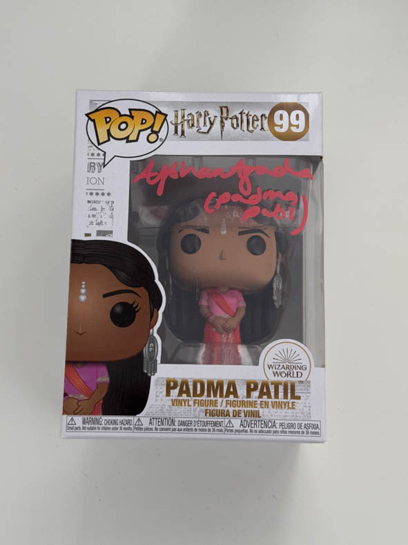 Afshan Azad aka Padma Patil original Autogramm mit Charakter Name auf Harry Potter Funko Pop 99 - rot