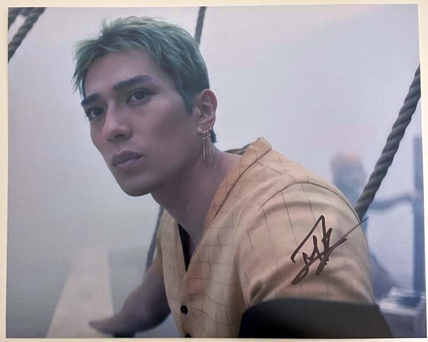 Mackenyu aka Zoro original Autogramm auf 20x25 One Piece Foto