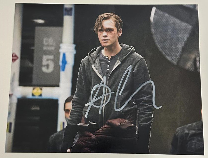 Alexander Calvert aka Lonnie Machin original Autogramm auf 20x25 Arrow Foto