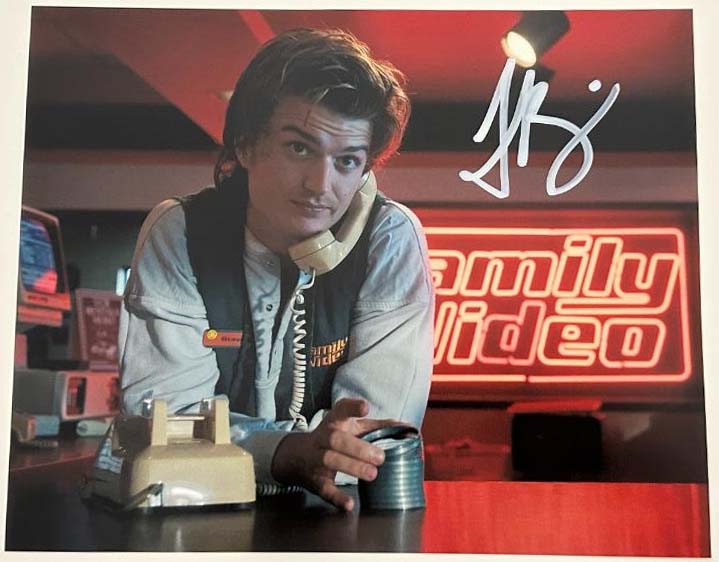 Joe Keery aka Steven original Autogramm auf 20x25 Stranger Things Foto
