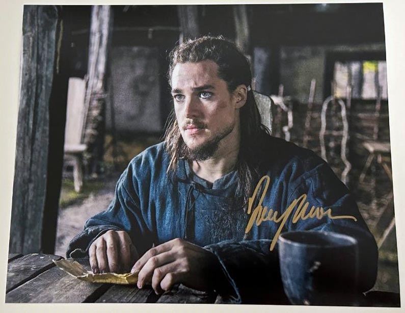 Alexander Dreymon aka Uhtred original Autogramm auf 20x25 The Last Kingdom Foto