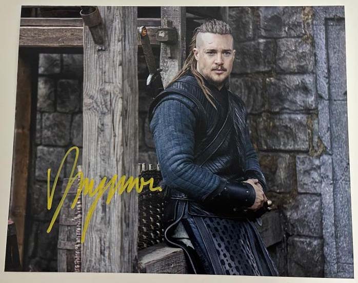 Alexander Dreymon aka Uhtred original Autogramm auf 20x25 The Last Kingdom Foto