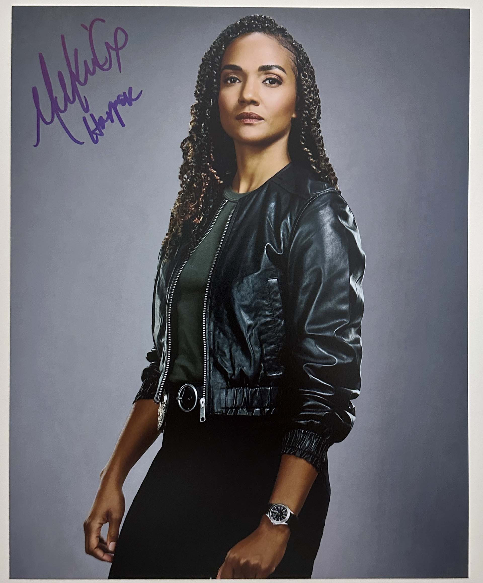 Mekia Cox aka Nyla Harper original Autogramm auf 20x25 The Rookie Foto