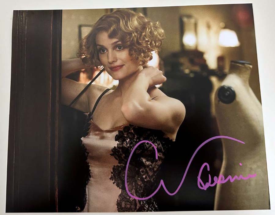 Alison Sudol aka Queenie original Autogramm auf 20x25 Phantastische Tierwesen Foto