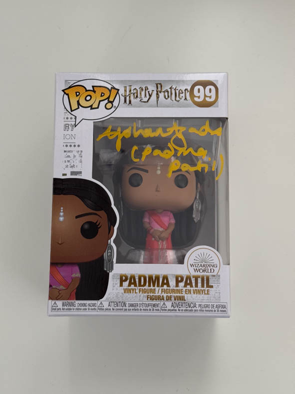 Afshan Azad aka Padma Patil original Autogramm mit Charakter Name auf Harry Potter Funko Pop 99 - gelb