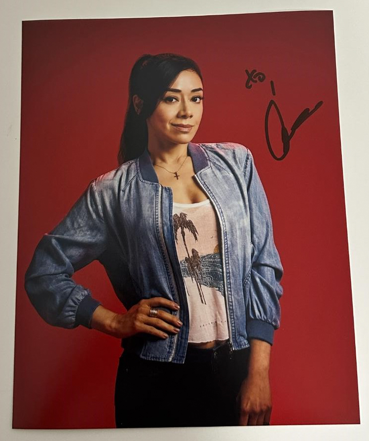 Aimee Garcia original Autogramm auf 20x25 Lucifer Foto       
