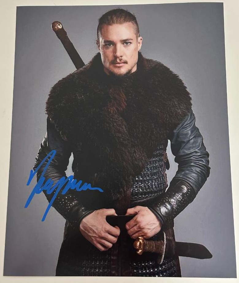 Alexander Dreymon aka Uhtred original Autogramm auf 20x25 The Last Kingdom Foto