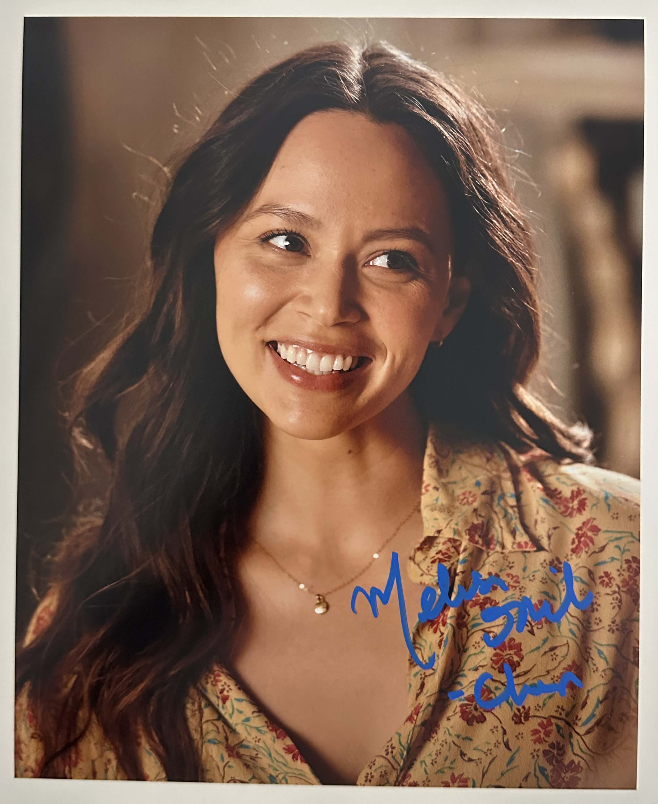 Melissa O'Neil aka Lucy Chen original Autogramm auf 20x25 The Rookie Foto