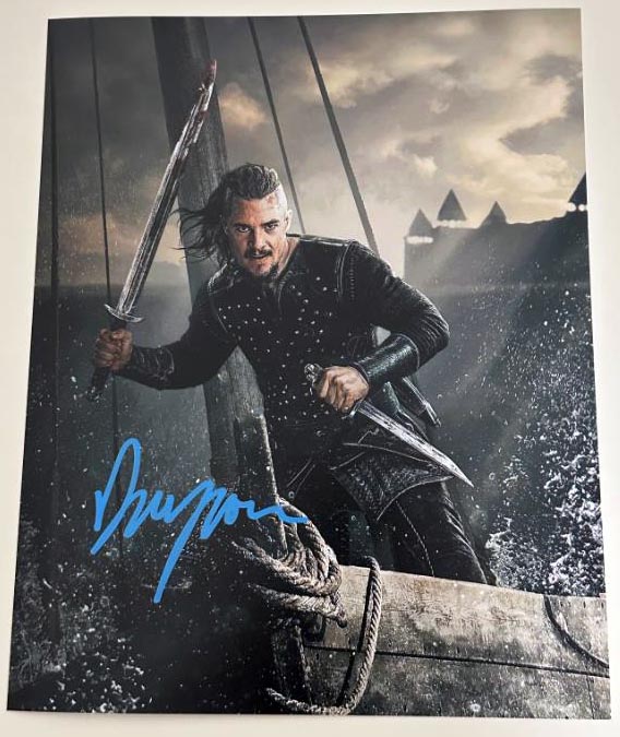 Alexander Dreymon aka Uhtred original Autogramm auf 20x25 The Last Kingdom Foto