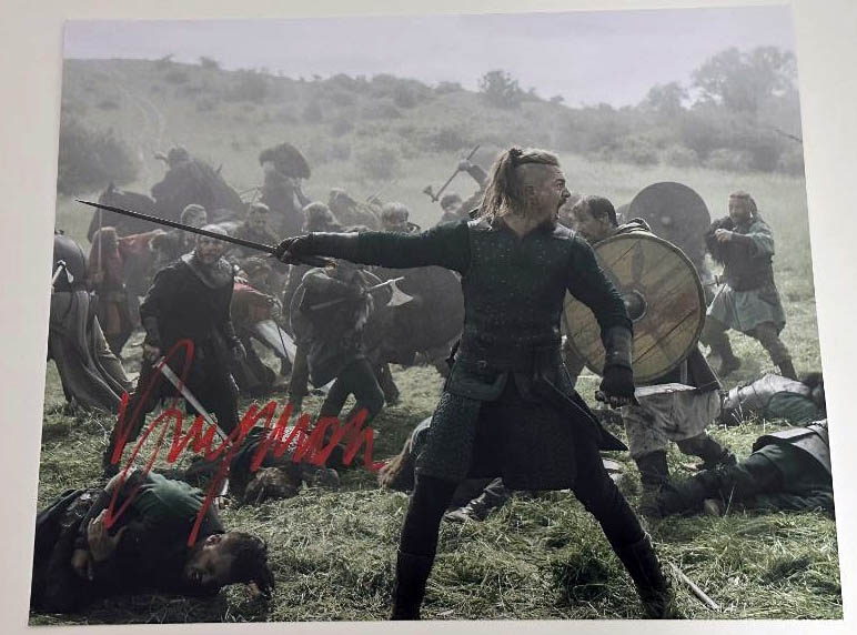 Alexander Dreymon aka Uhtred original Autogramm auf 20x25 The Last Kingdom Foto