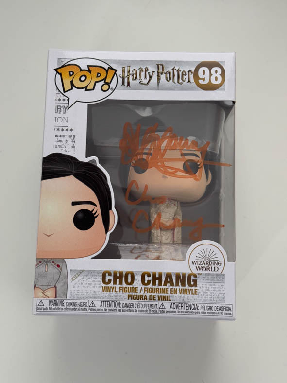 Katie Leung aka Cho Chang original Autogramm mit Charakter Name auf Harry Potter Funko Pop 98 - braun