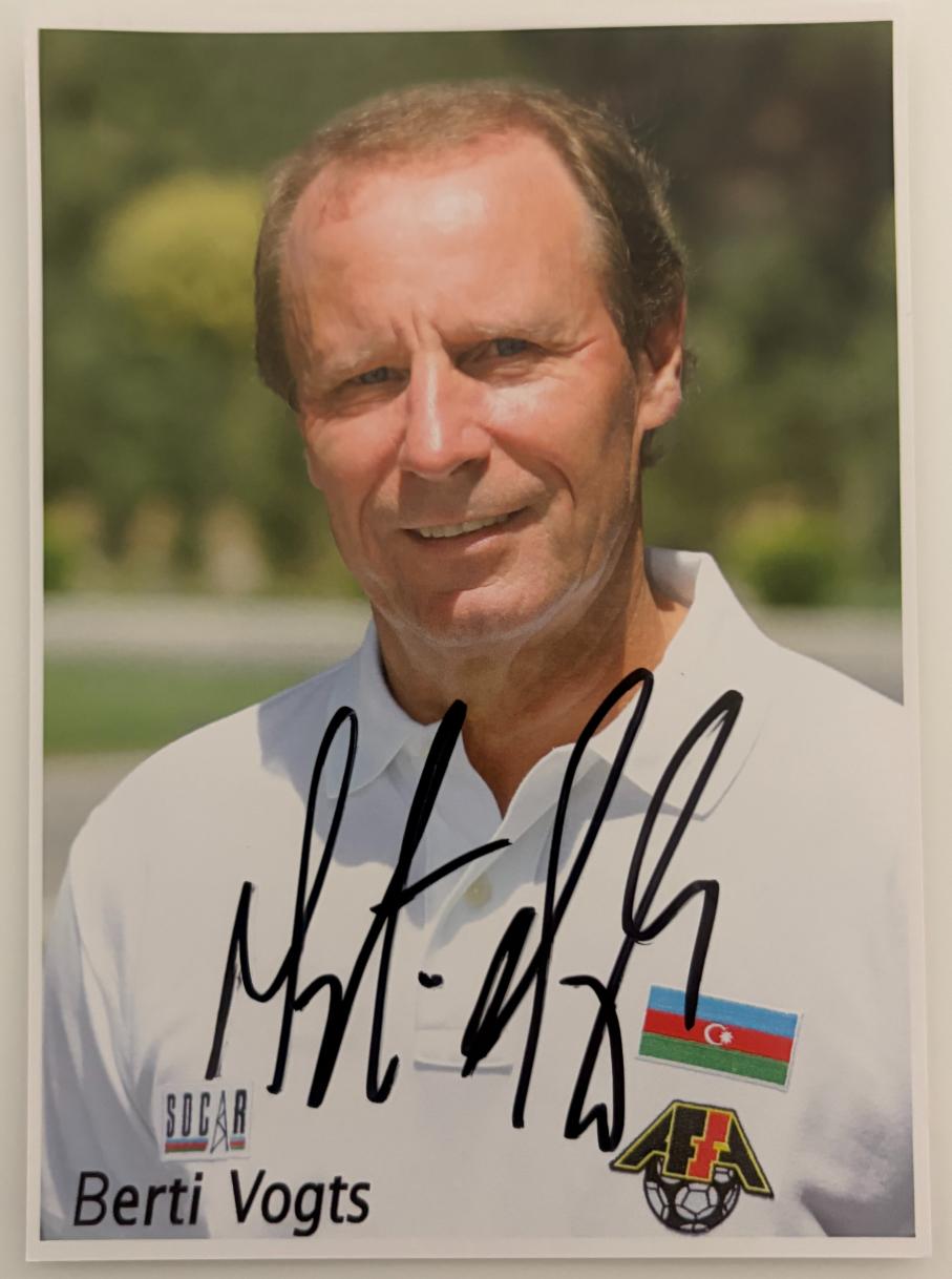 Berti Vogts original Autogramm auf 10x15 Autogrammkarte 