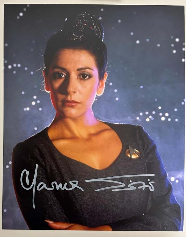 Marina Sirtis aka Deanna Troi original Autogramm auf 20x25 Star Trek Foto 