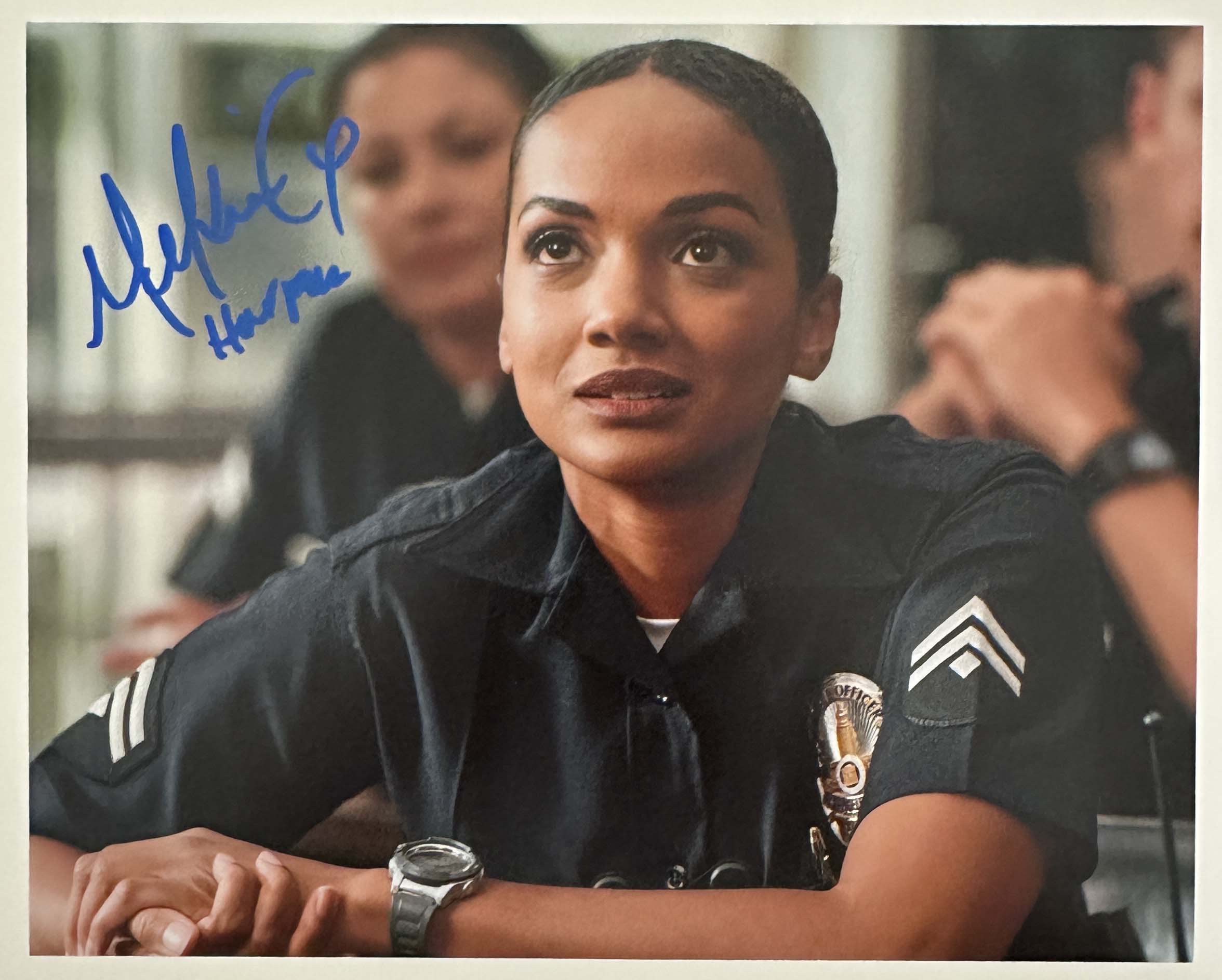 Mekia Cox aka Nyla Harper original Autogramm auf 20x25 The Rookie Foto