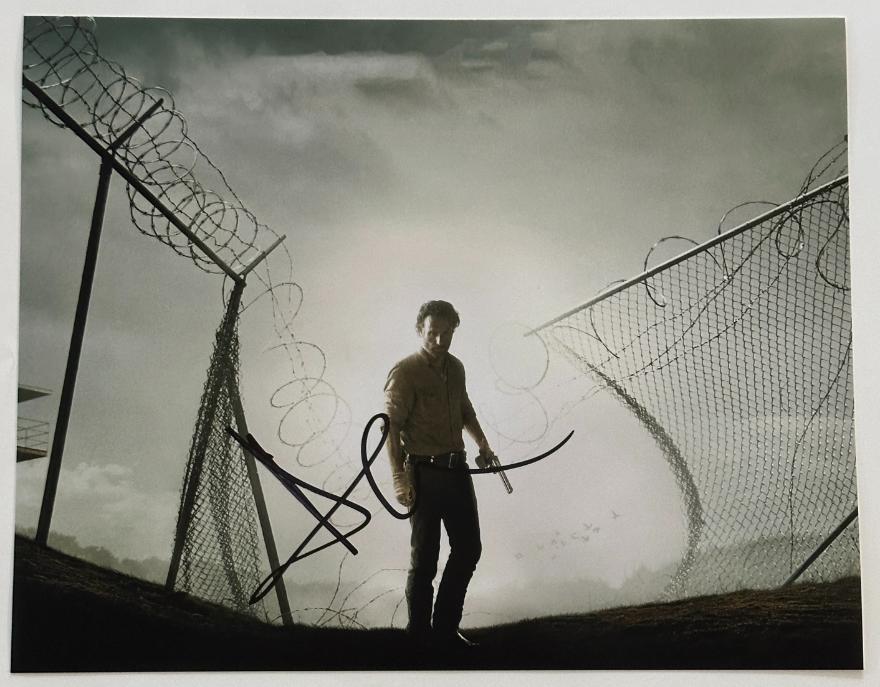 Andrew Lincoln aka Rick Grimes original Autogramm auf 20x25 Walking Dead Foto