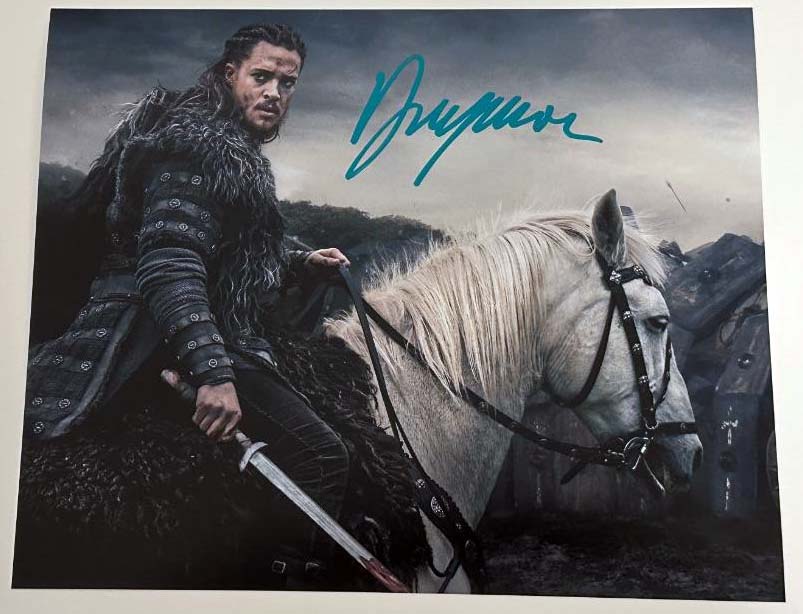 Alexander Dreymon aka Uhtred original Autogramm auf 20x25 The Last Kingdom Foto