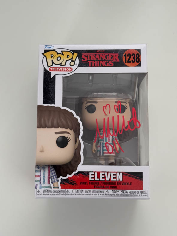 Millie Bobby Brown aka Eleven original Autogramm mit Charaktername auf Stranger Things Funko Pop 1238 - rot