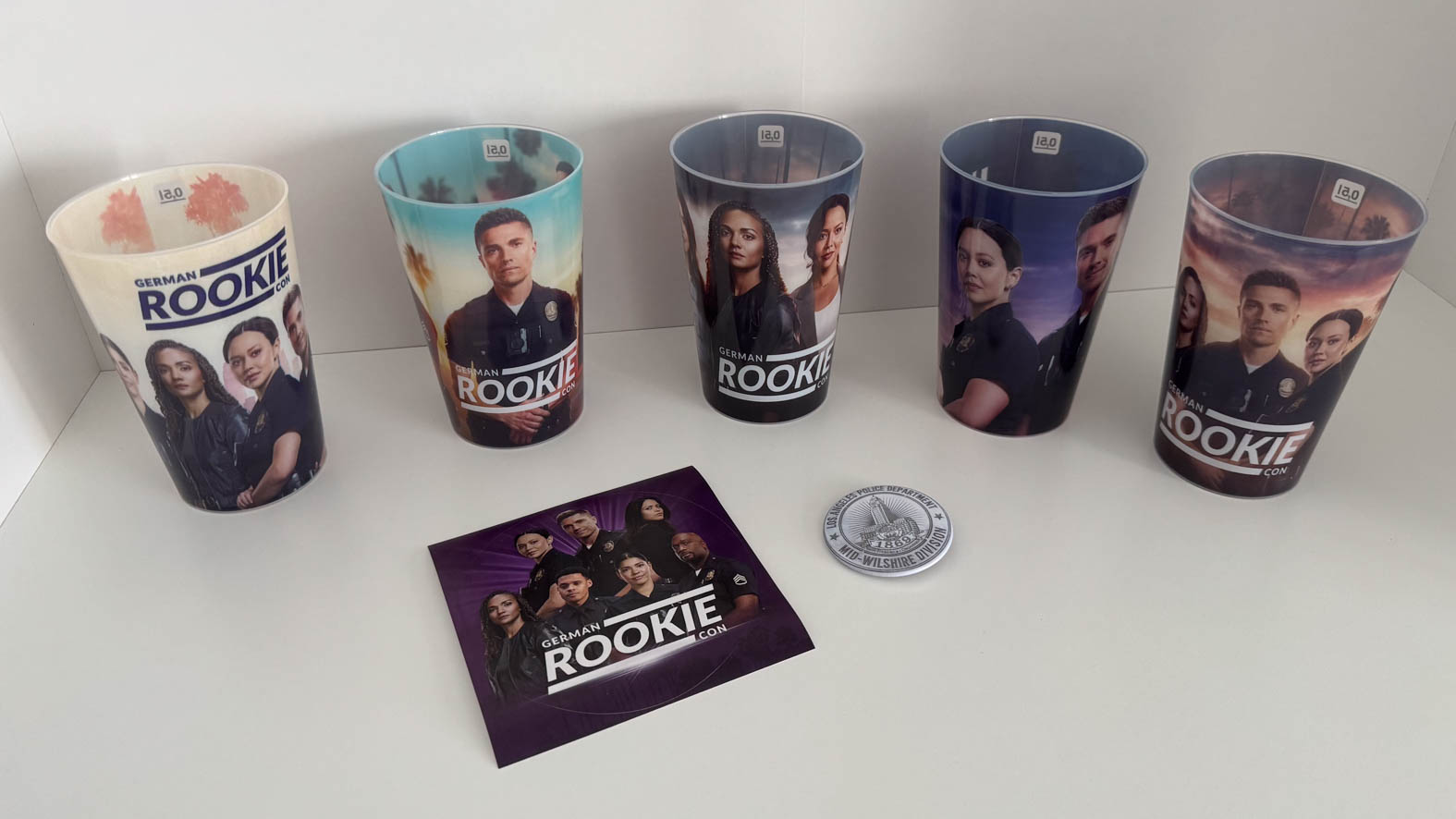 German Rookie Con Merchandise Set: Becher - Sticker - Button