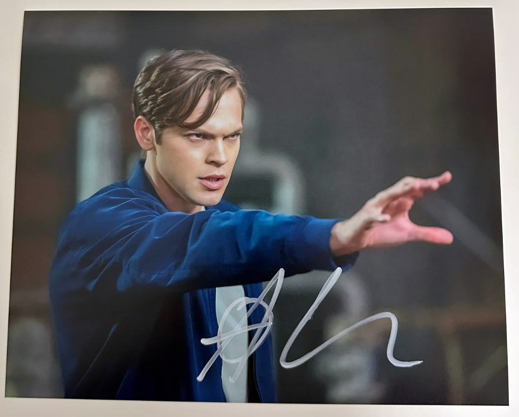 Alexander Calvert aka Jack original Autogramm auf 20x25 Supernatural Foto