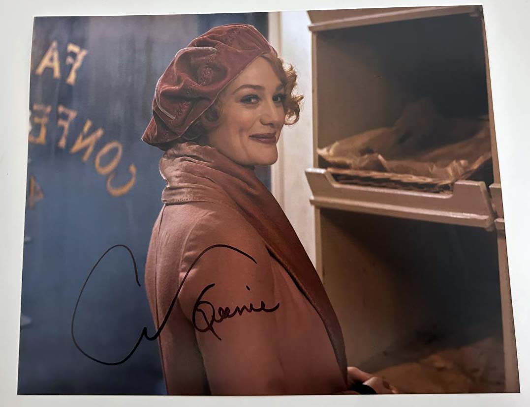Alison Sudol aka Queenie original Autogramm auf 20x25 Phantastische Tierwesen Foto