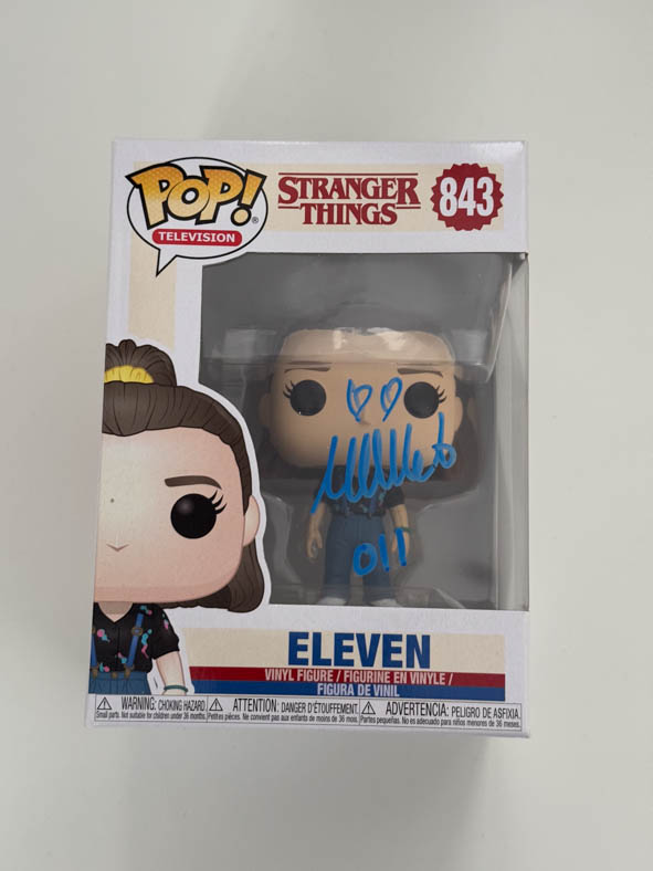 Millie Bobby Brown aka Eleven original Autogramm mit Charaktername auf Stranger Things Funko Pop 843 - blau