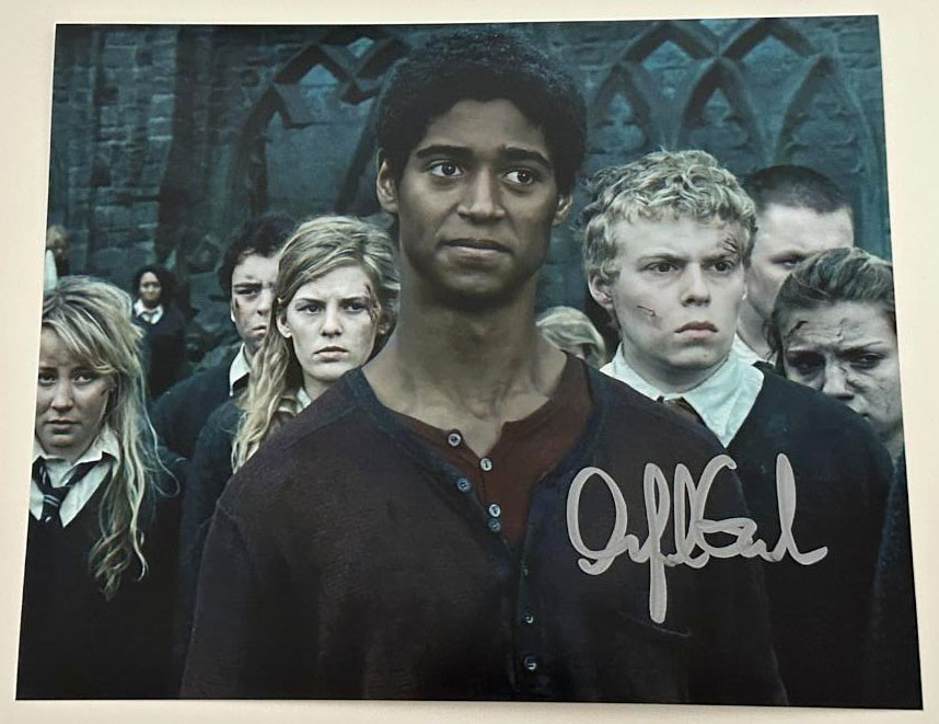 Alfred Enoch original Autogramm auf 20x25 Foto Harry Potter