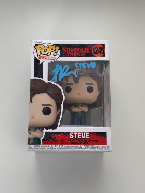 Joe Keery aka Steven original Autogramm auf Stranger Things Funko Pop 1245 - blau