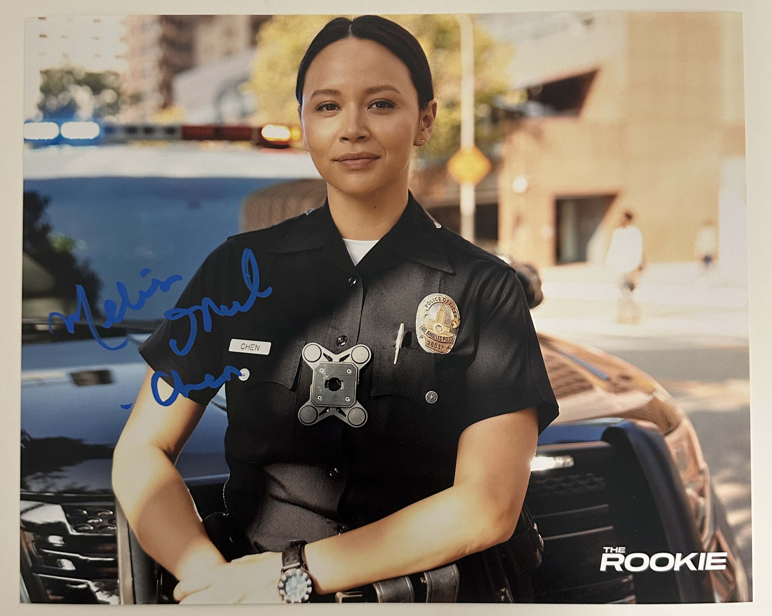 Melissa O'Neil aka Lucy Chen original Autogramm auf 20x25 The Rookie Foto