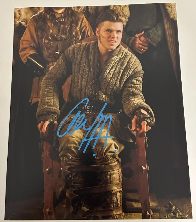 Alex Hogh Andersen - Ivar der Knochenlose original Autogramm auf 20x25 Foto VIKINGS