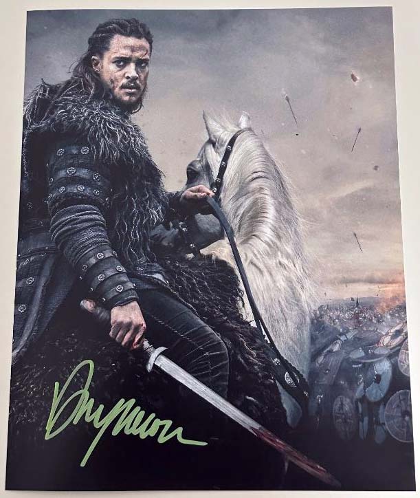 Alexander Dreymon aka Uhtred original Autogramm auf 20x25 The Last Kingdom Foto