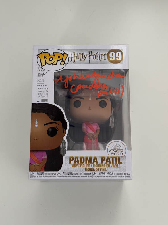 Afshan Azad aka Padma Patil original Autogramm mit Charakter Name auf Harry Potter Funko Pop 99 - orange