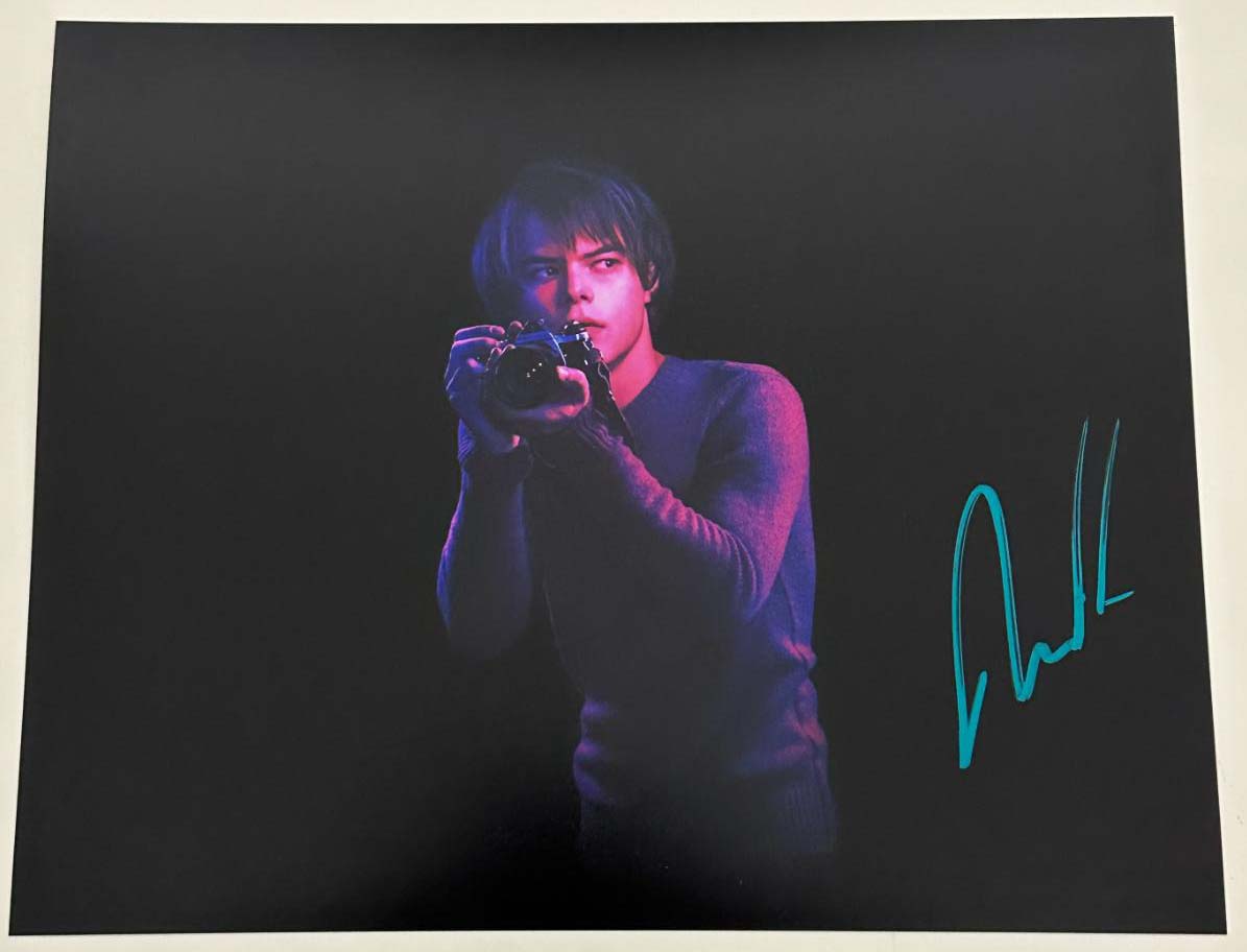 Charlie Heaton aka Jonathan Byers original autograph on 8x10 Stranger Things photo