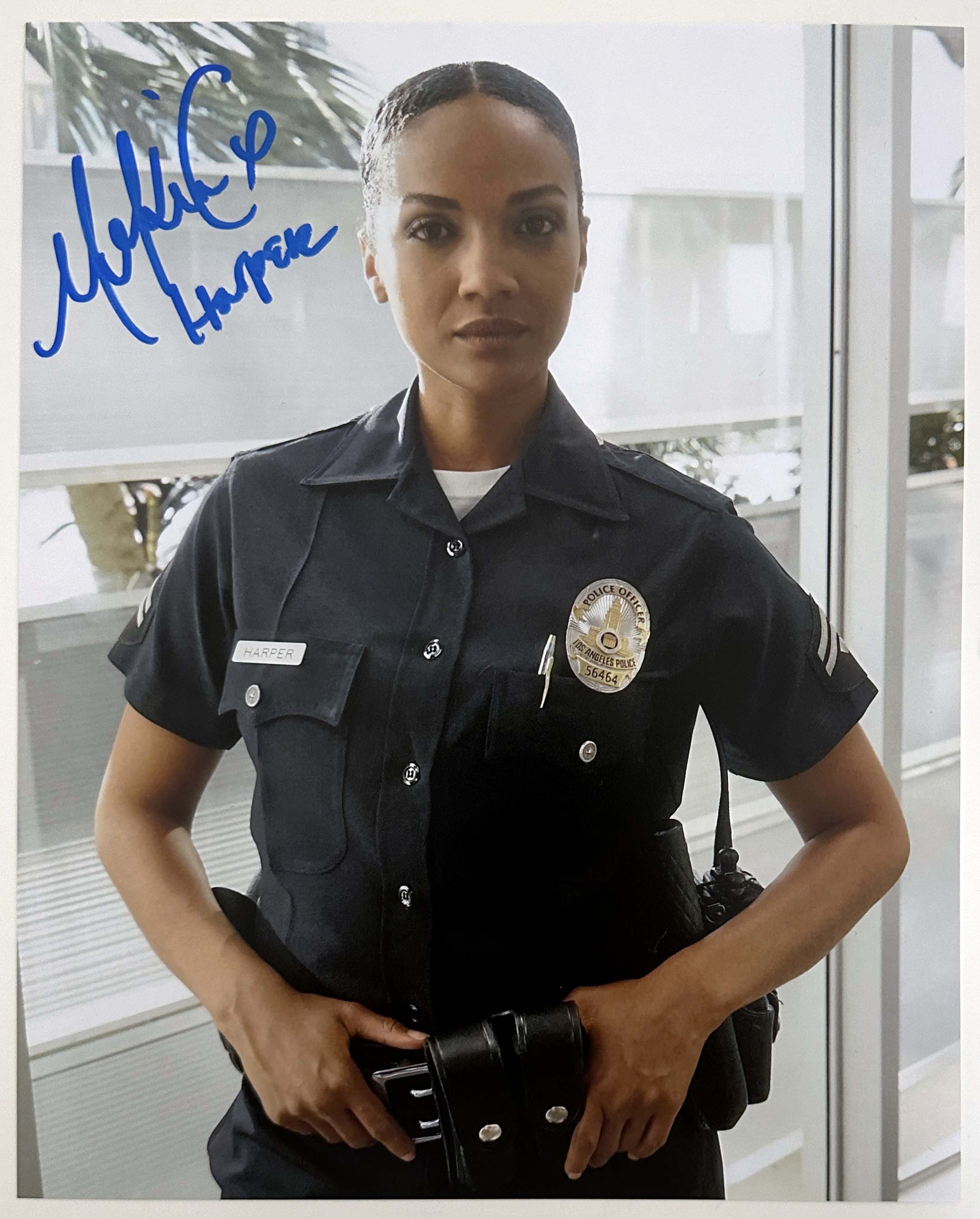 Mekia Cox aka Nyla Harper original Autogramm auf 20x25 The Rookie Foto