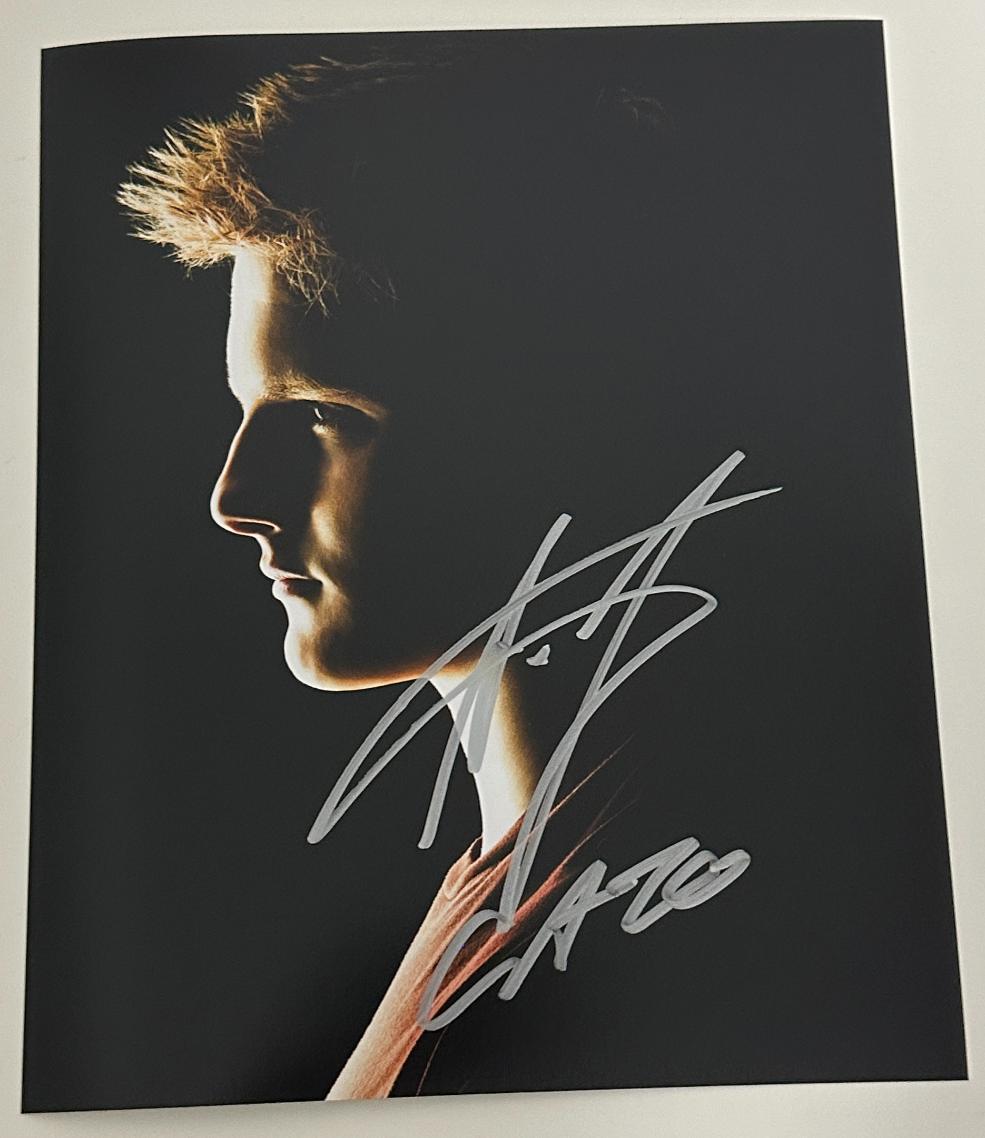 Alexander Ludwig original Autogramm auf 20x25 Tribute von Panem Foto
