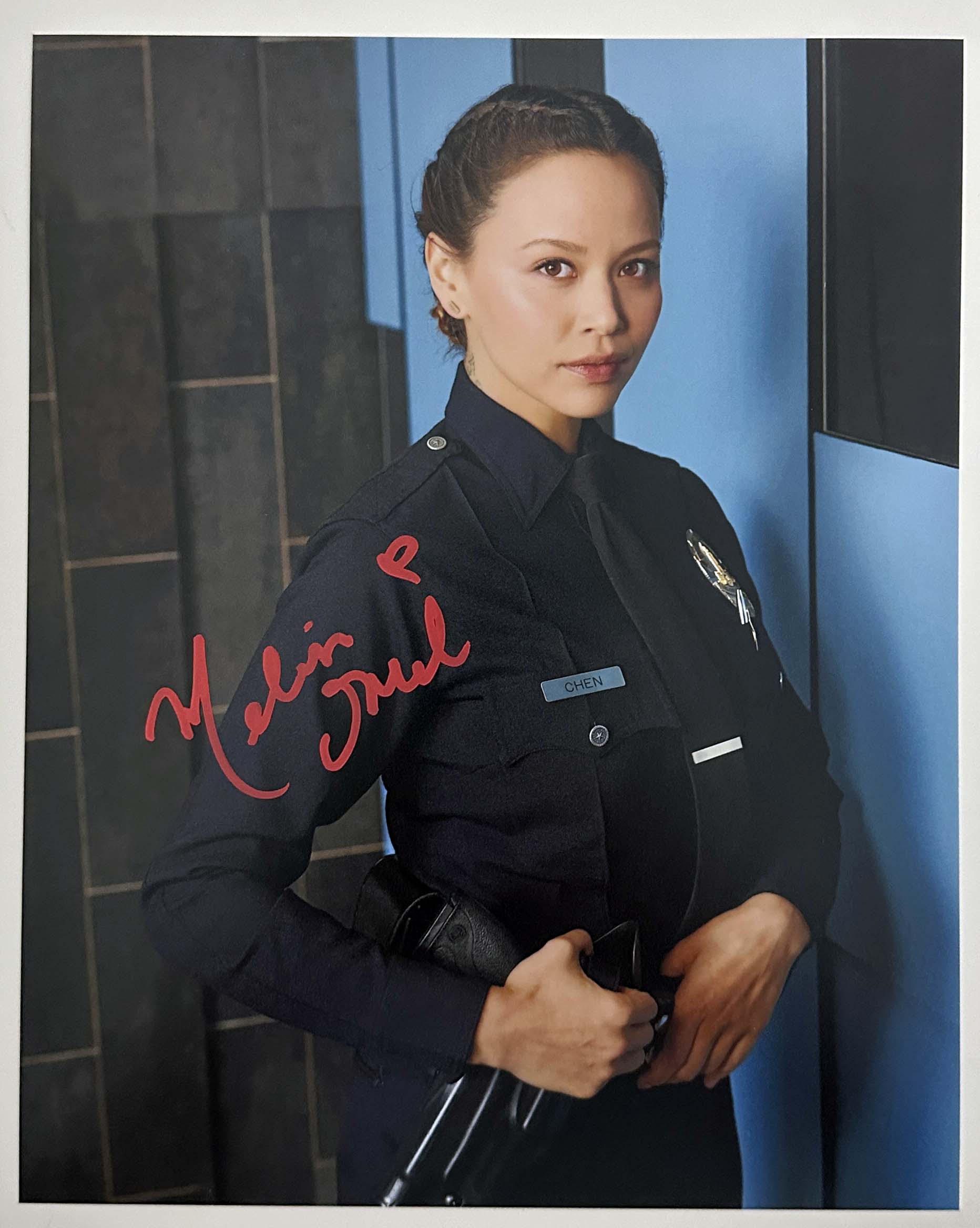 Melissa O'Neil aka Lucy Chen original Autogramm auf 20x25 The Rookie Foto