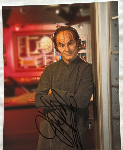 George Chakiris original Autogramm auf 20x25 Star Trek Foto  