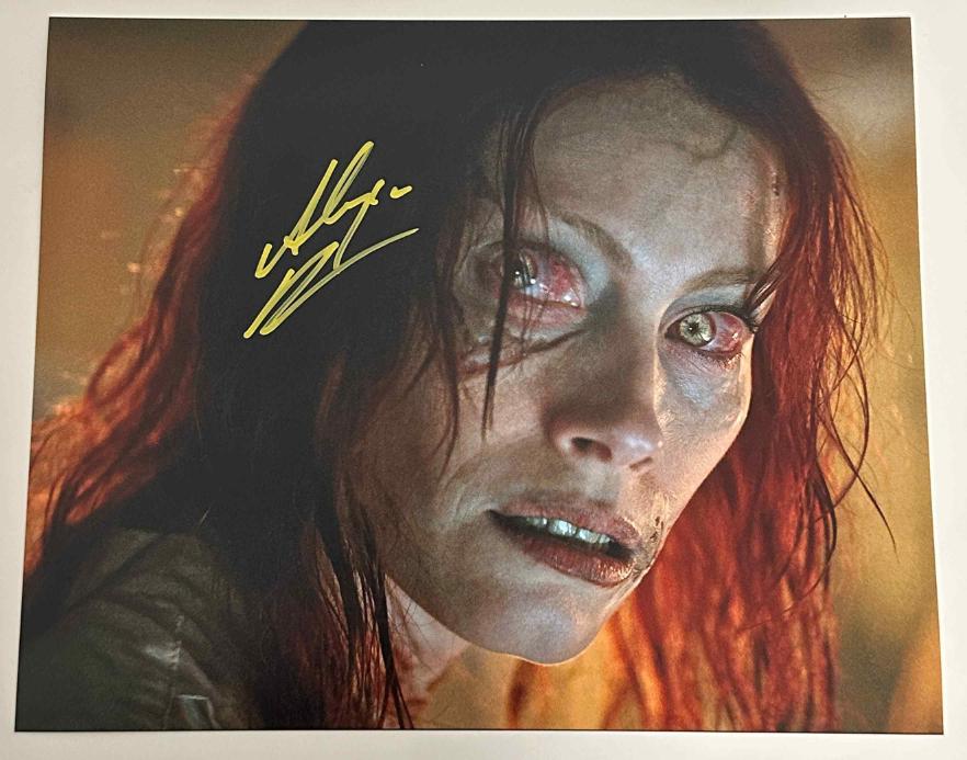 Alyssa Sutherland original Autogramm auf 20x25 Evil Dead Rise Foto