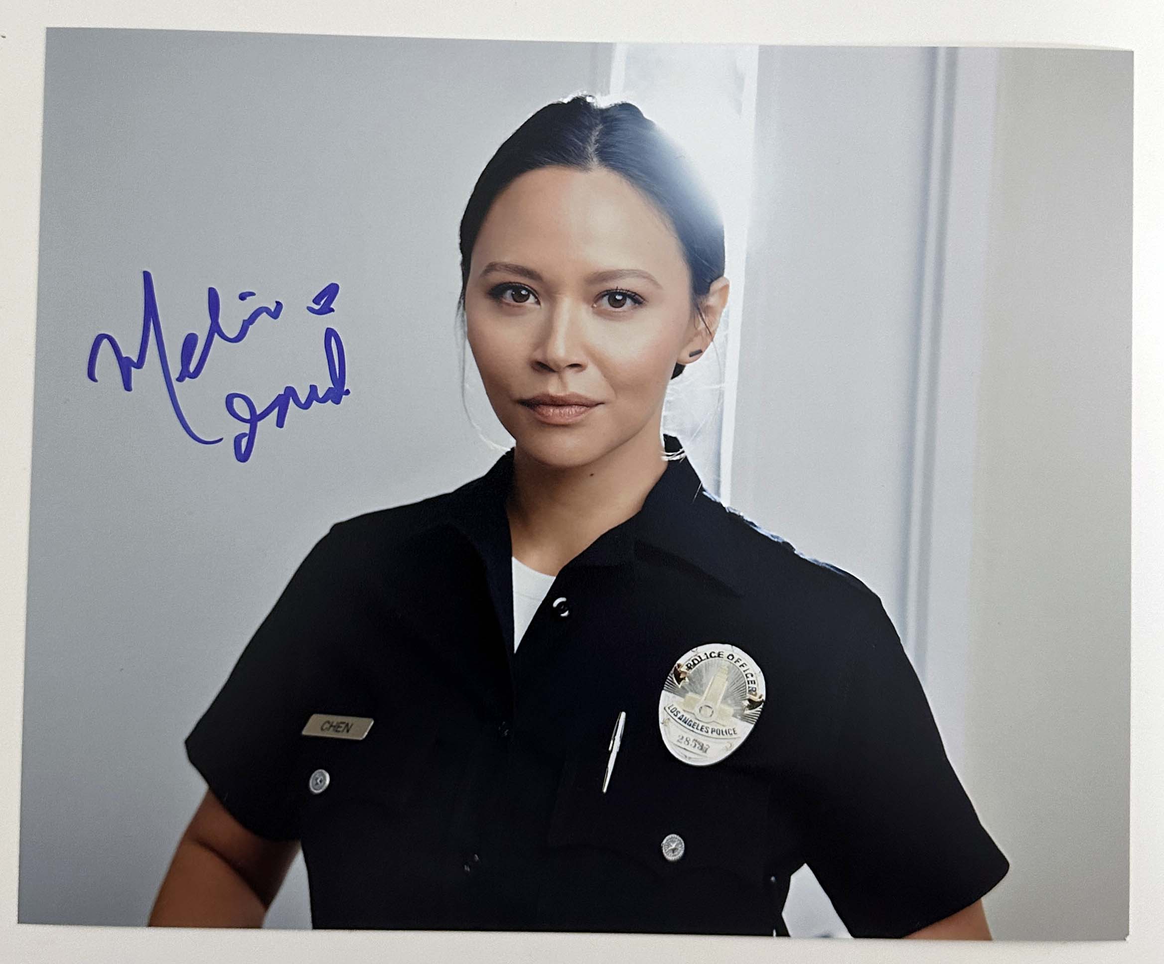 Melissa O'Neil aka Lucy Chen original Autogramm auf 20x25 The Rookie Foto
